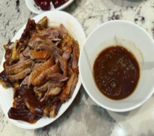 米勒妻子小珠桃子晒照：大狗送的潮汕卤鹅香晕了