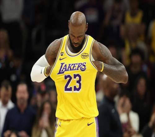 詹姆斯湖人生涯12000分裏程悲：爆冷遭殘陣太陽賽季三殺沮喪低頭