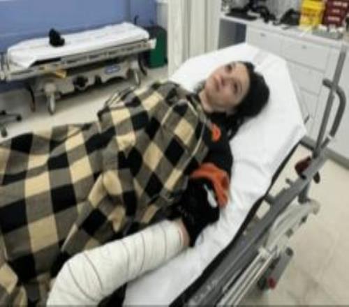 看著都疼國外女主播徒手抓墜落武士刀被割手筋