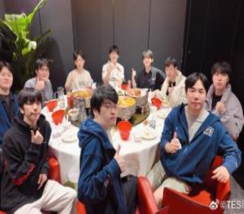 TES工作人員分享賽后聚餐合照：八強啦，孩子們先吃飯吧