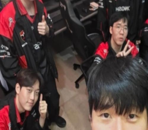 Lehends更新社媒分享隊員合照：首勝