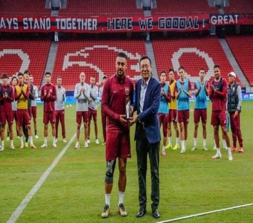 海港今日训练前,党总支书记沙良昌为李帅颁发百场纪念球衣