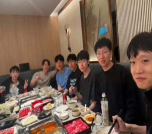 AL官方分享選手團建:26AL海底撈整整齊齊