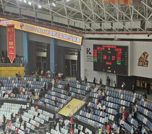 摸魚賽CBA首場潛力賽，場面冷清+觀眾離場，媒體人：看不下去