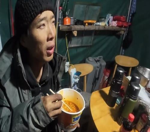 连线张家界荒野求生赛选手:为此增肥十余斤,眼皮发炎后退赛