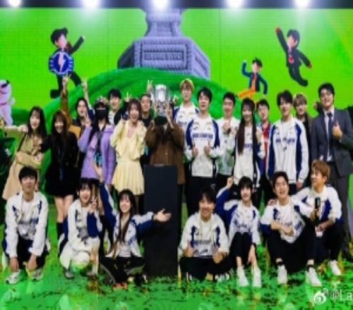 Langx晒合照：今年解说杯结束啦明年加油大满亚上路了