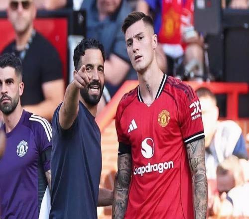 全体起立!替补席上无索帅不曼联,谢什科诠释卡里克用兵如神