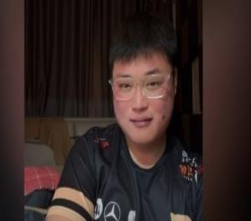 拼夕夕简自豪抖音出现模仿Uzi直播：S8小胖版本+红框眼镜