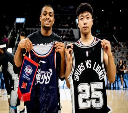 NBA季前賽廣州龍獅不敵馬刺陳國(guó)豪表現(xiàn)亮眼