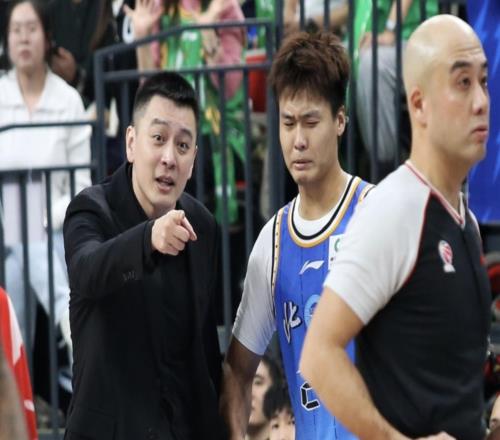 杨鸣被夺权驱逐吃大亏,辽篮狂吃3T+送北京队制胜6分,恐面临追罚