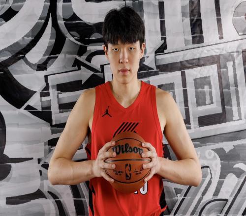 NBA新秀杨瀚森训练营采访中坦诚真实一面，坦言适应过程不易