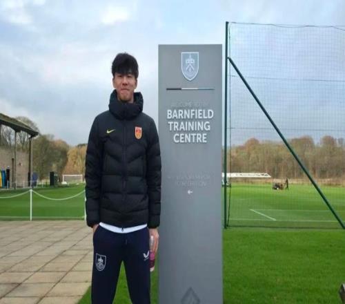 官宣！英超倒数第2签18岁中国前锋，穿9号球衣，租借塞尔维亚球队