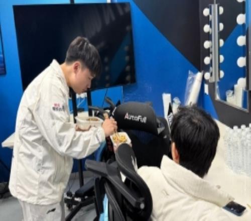 IG分享選手調(diào)試花絮：大家都已經(jīng)逐漸成為散裝多國(guó)語(yǔ)言擁有者