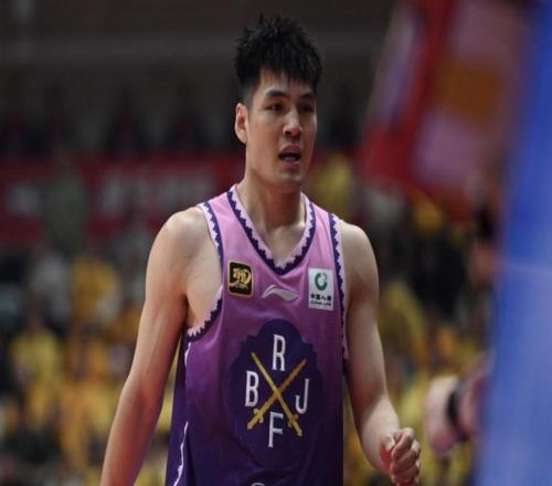 媒體人:陳國豪接近以超級B類合同轉會廣東,王少杰回北控