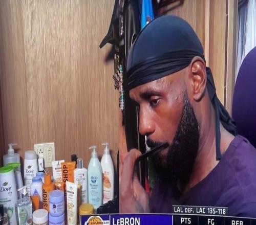 精致詹詹,美媒晒出詹姆斯更衣室座位边摆满护肤品的照片