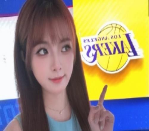 主持人泱泱晒照:懒了一阵子今天勤劳的拍了上班图