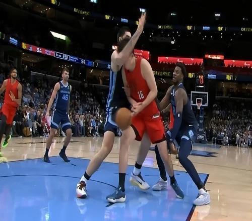 杨瀚森NBA生涯第一次首发!中国球迷5354天的等待啊