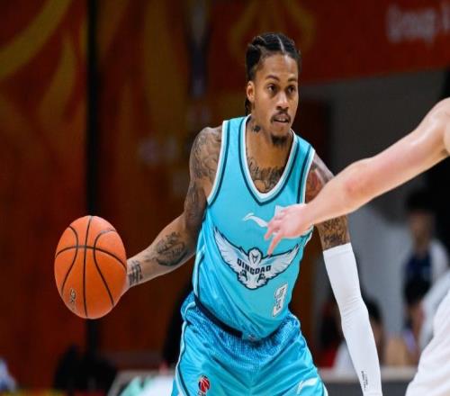 升联赛第一!上海大胜青岛豪取8连胜王哲林21+8赛季新高杨31分