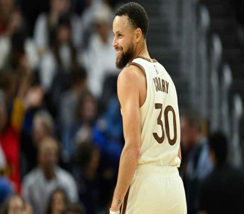 库里因左脚踝扭伤被列入伤病名单,将缺席勇士队与雷霆队的比赛