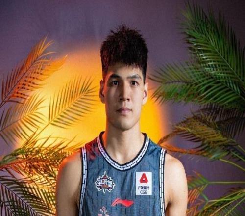 陳國豪對北控只能打一節(jié)這還好特殊條款當(dāng)年讓劉玉棟無法上場