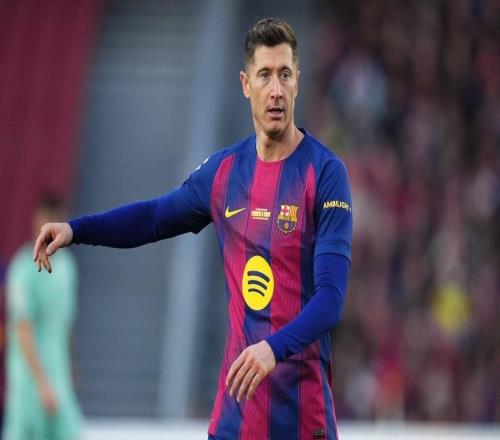 莱万过去15次首发出战法兰克福斩15球,曾两次上演帽子戏法