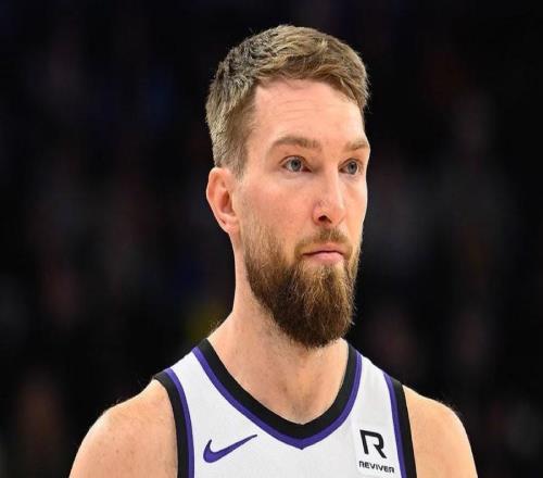 天差地别,记者:多支球队有意萨博尼斯,但拉文无人问津