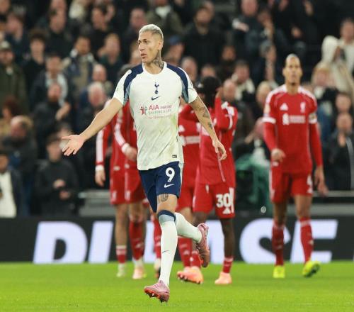 热刺恶汉5分钟3次激怒利物浦!肘击+掐脖均逃牌,输球后追骂裁判