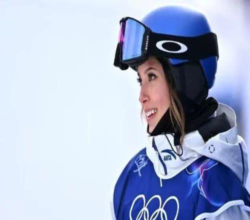 雪上绽锋芒冰场启新程谷爱凌坡面障碍摘银