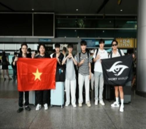 TSW分享队员机场合照：抵达圣保罗要40个小时，祝花季传媒APP下载免费好运