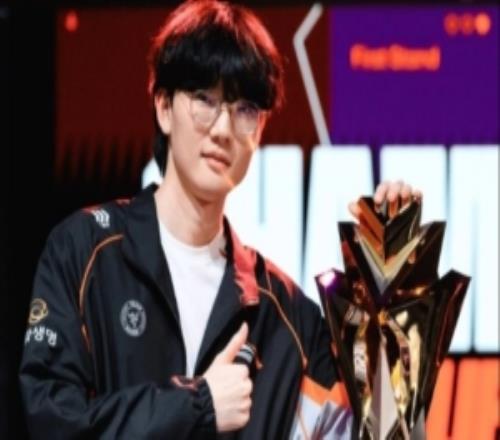 LOL官推分享Viper照片并配文：重返先锋赛捍卫他的冠军头衔