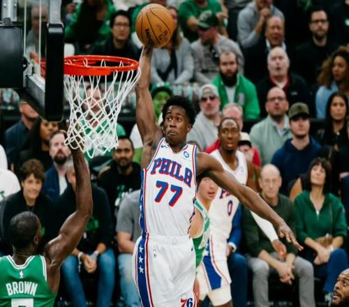 险造24分大逆转,恩比德沮丧离场!4胜0负不败金身被破,布朗31分