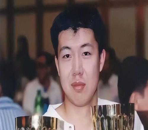 原来他是王治郅儿子，身高超2米，在成都上大学，如今已放弃篮球