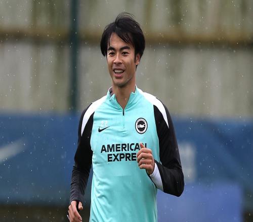 伤愈回归,三笘薰重返球场进行单独训练