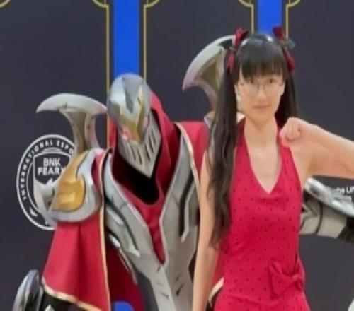 不是说李哥不来吗女版Faker发文：BFX选手上台时不时看主播这边