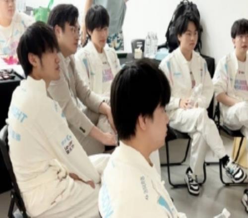 BLG分享選手動態：報告！正在后臺認真觀賽