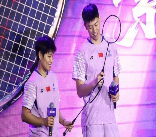 聚焦欧洲两冠“紫气东来”,“凤凰”组合携国羽限定球拍现身北京