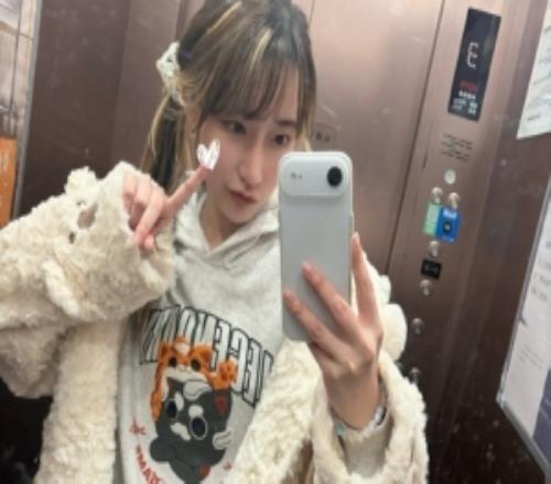 前LPL解说Kinko晒照：春天又有新衣服穿啦太空律动系列太可爱了