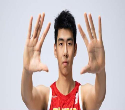 CBA大交易2米26徐昕申請離隊，此前頂嘴杜鋒，廣東想換張鎮麟