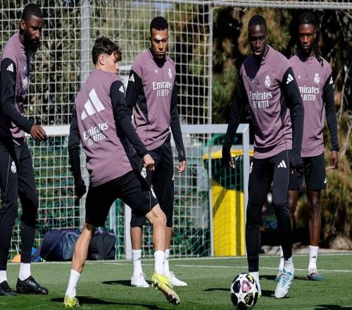 姆巴佩回归参加皇马合练，右眉处被包扎着