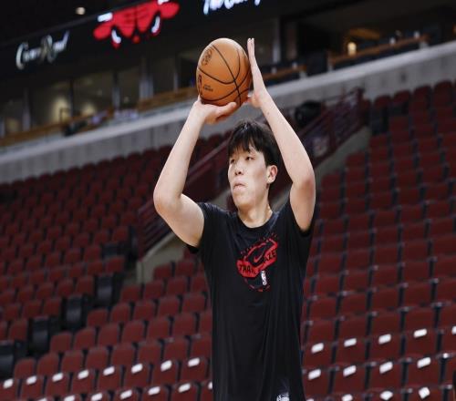 杨瀚森NBA生存艰难!战老鹰6分钟0分1板+遭隔扣,战术地位为零