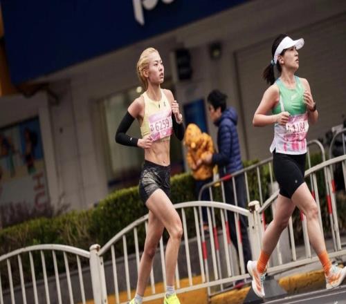 特写女子半马的跑道，可不只是美丽的风景线