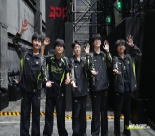 戰勝JDG後，NIP發布隊員合影：用自信走遍海角天涯