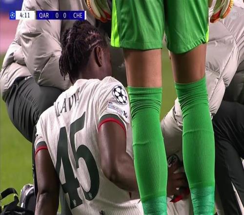 拉维亚开赛8分钟离场,球迷:他是我见过最易受伤的球员之一