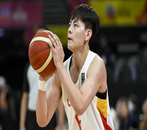 郑薇淘汰的人，被宫鲁鸣重用当队长，半场0分，球迷：又菜又装！