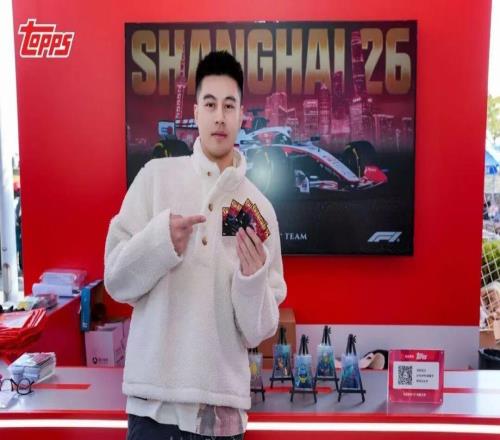 在F1上海賽道的旁邊，他們為一包卡片排起了長隊