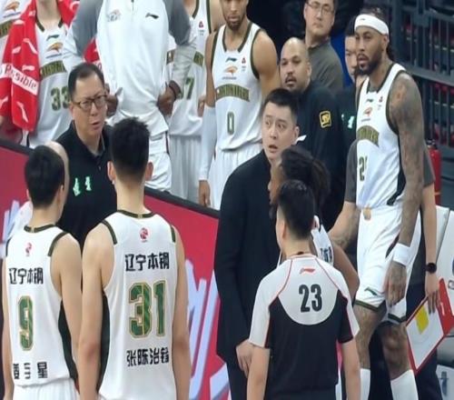 CBA新赛季最火爆一战!辽篮一回合吃3T送6罚:杨鸣暴怒坑惨辽宁
