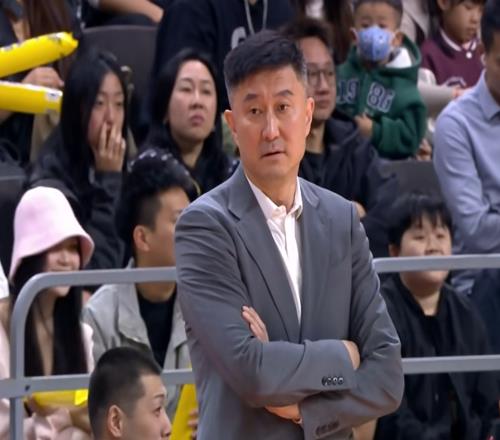 四年不鸣,一鸣惊人!2米26中锋收获CBA大奖球迷:杜锋怎么看