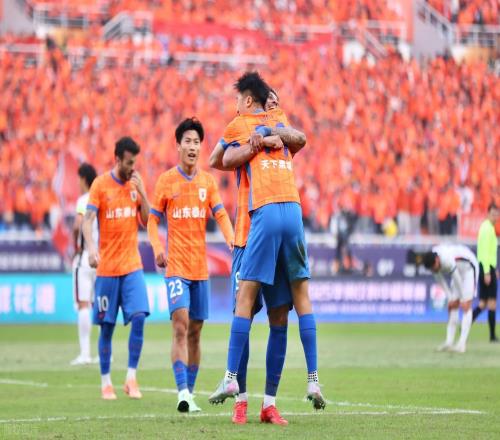 山东泰山3比1胜海港,瓦科两球,韩鹏排出全华班后防,换人出奇效