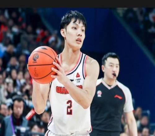 徐杰习惯性崴脚或退出国家队上海外援发文称广东防守强度大