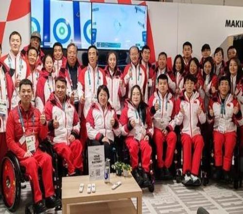 中國殘聯主席程凱一行在意大利科爾蒂納觀賽並看望殘疾人運動員